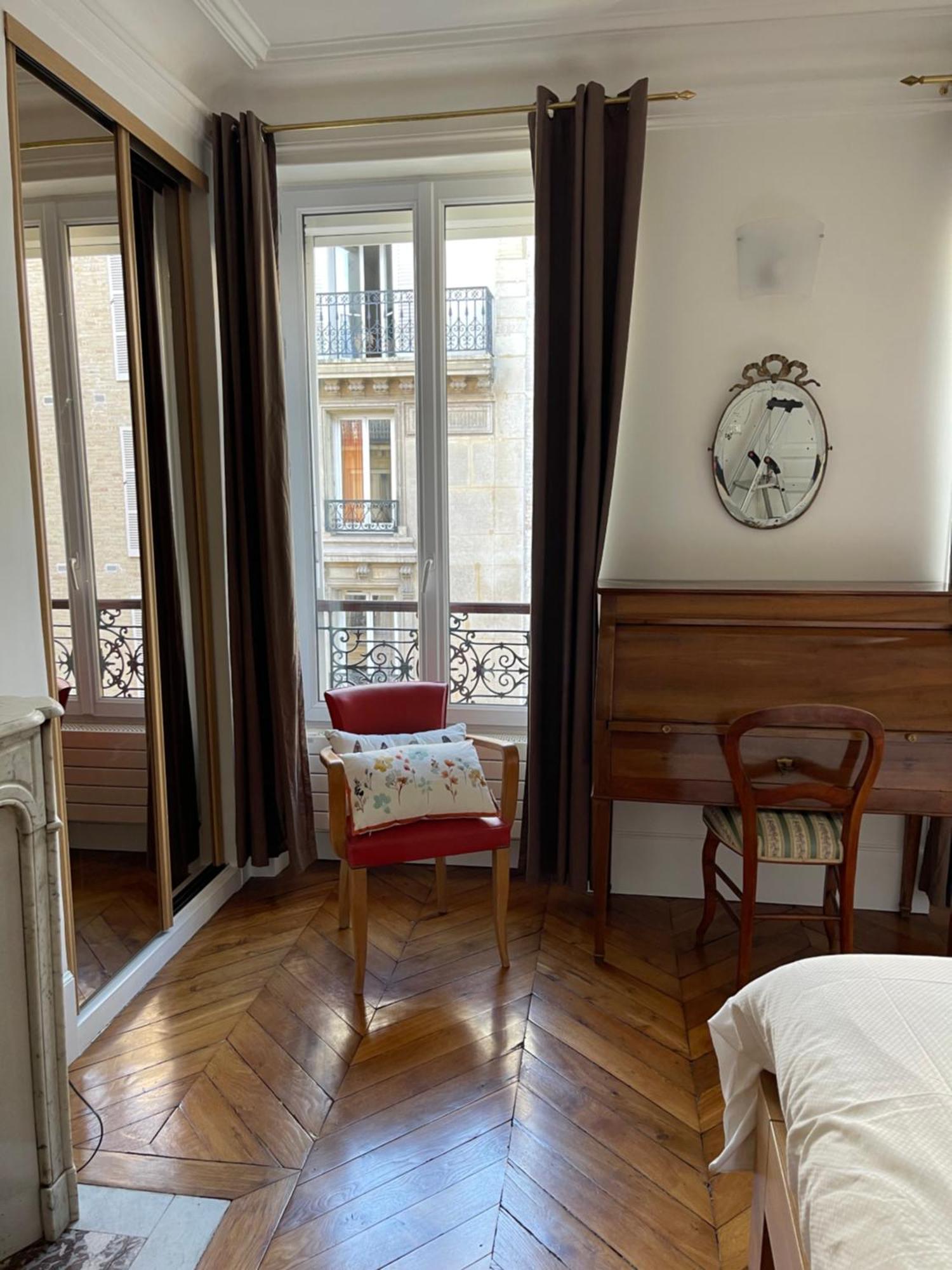 Cote Dumas Homestay Paris